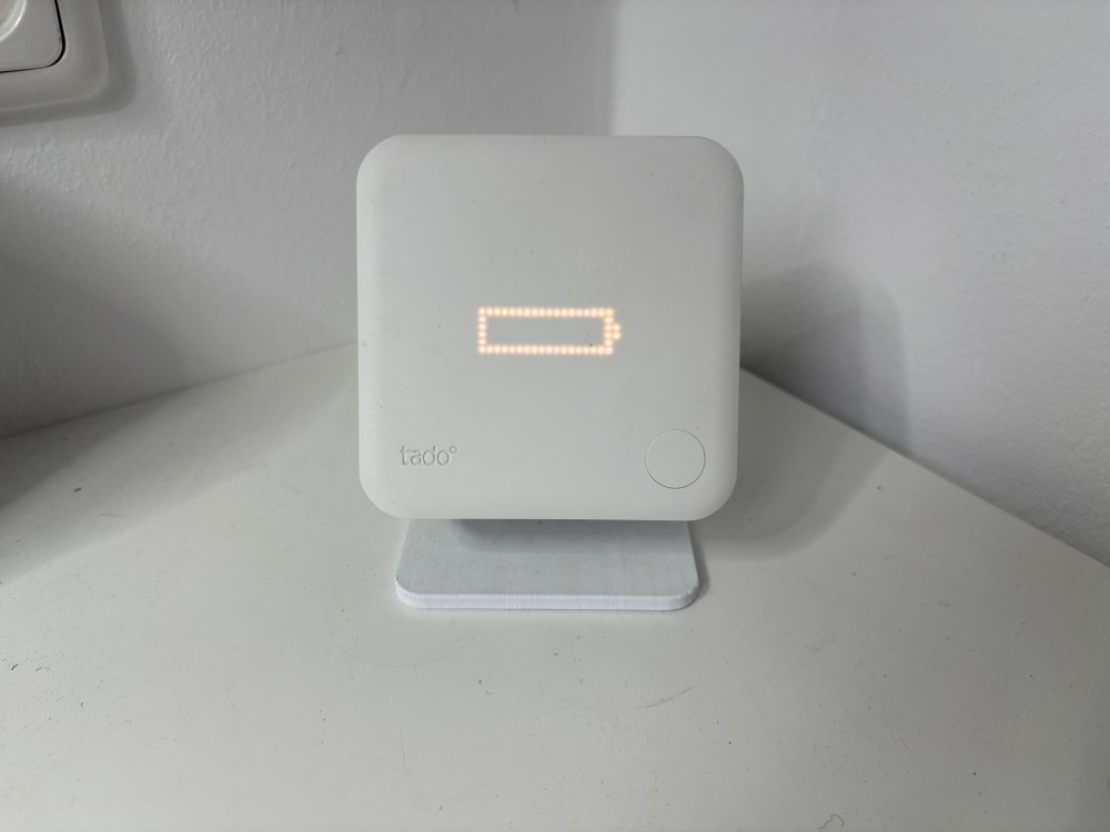 Tado Thermostat welchen das Symbol einer leeren Batterie zeigt