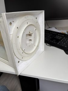 LED Laterne von unten. Man sieht das Batteriefach und mehrere Schrauben.