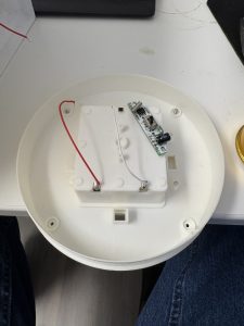 Das innere des Batteriefaches ist zu sehen. Man sieht ein rotes und ein weißes Kabel sowie eine kleine Platine