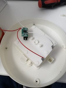 Die Platine aus dem LED Teelich fertig eingelötet in der LED Laterne