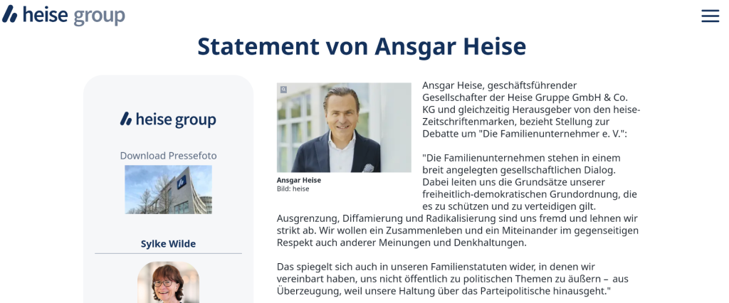 „Ein Mann in dunkler Jacke und weißem Hemd steht lächelnd vor einem modernen Gebäude mit großen Fenstern.“ Dazu folgender Text: „Die Familienunternehmen stehen in einem breit angelegten gesellschaftlichen Dialog. Dabei leiten uns die Grundsätze unserer freiheitlich-demokratischen Grundordnung, die es zu schützen und zu verteidigen gilt. Ausgrenzung, Diffamierung und Radikalisierung sind uns fremd und lehnen wir strikt ab. Wir wollen ein Zusammenleben und ein Miteinander im gegenseitigen Respekt auch anderer Meinungen und Denkhaltungen. Das spiegelt sich auch in unseren Familienstatuen wider, in denen wir vereinbart haben, uns nicht öffentlich zu politischen Themen zu äußern – aus Überzeugung, weil unsere Haltung über das Parteipolitische hinausgeht.“