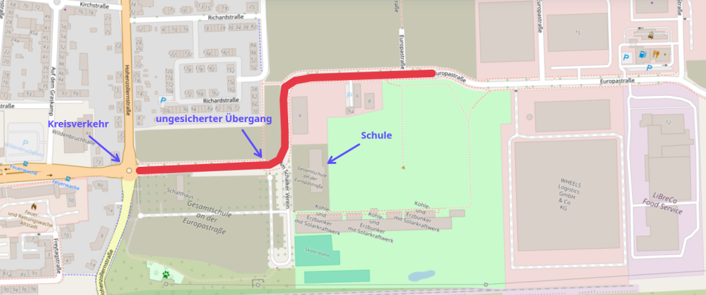 Open Streetmap Karte welche die Strasse vor der Schule zeigt inkl dem Kreisverkehr dem ungesichertem Übergang und der Schule.